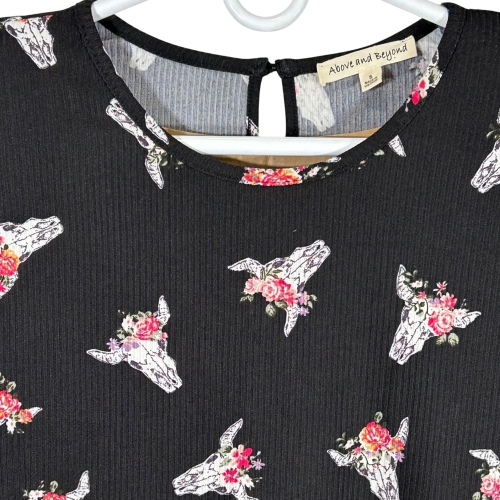 Above and Beyond Women's Black Bull Skull Floral Ribbed 3/4 Sleeve Top Small New